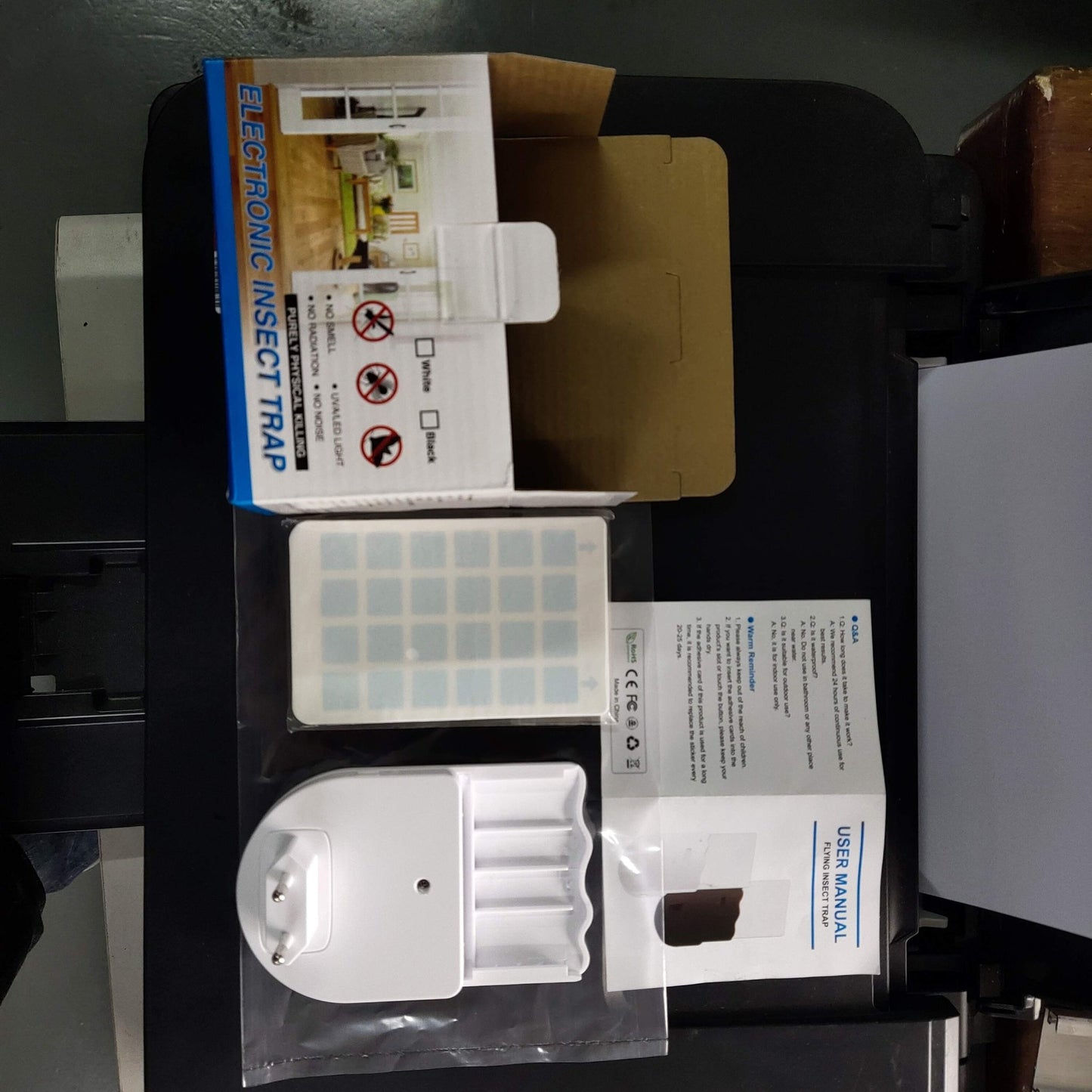 Contents of the box containing the product and its accessories