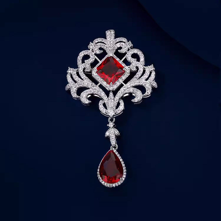 New Emerald Crystal Hollow-out Retro Court-style Brooch For Women