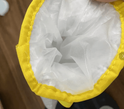 Gloves protecting hands from hot and cold water